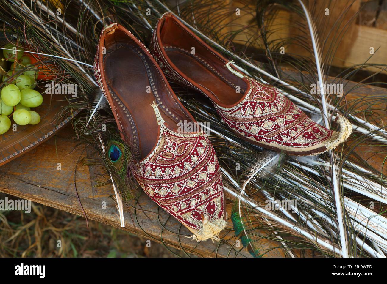 Chaussures orientales pour femmes sur un fond en bois Banque D'Images