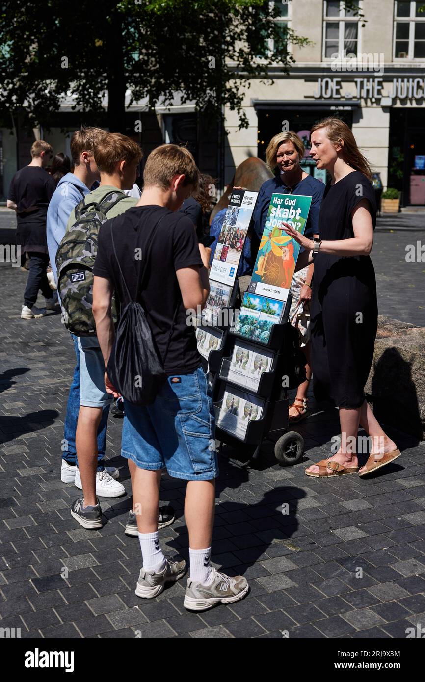 Groupe de jeunes hommes parlant aux témoins de Jéhovah ; Copenhague, Danemark Banque D'Images