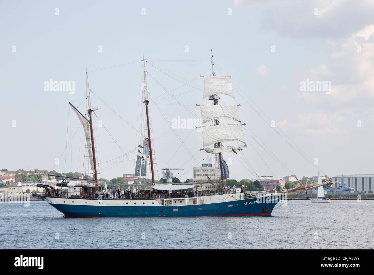 Goélette à trois mâts, Atlantis, navire traditionnel, grand voilier, Kiel semaine 2023, fjord de Kiel, Schleswig-Holstein, Allemagne. Banque D'Images