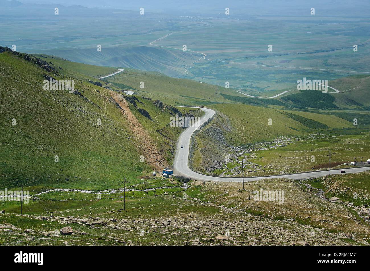 Vallée de Suusamyr, paysage de montagne de Taldyk Pass. Kirghizistan. Banque D'Images