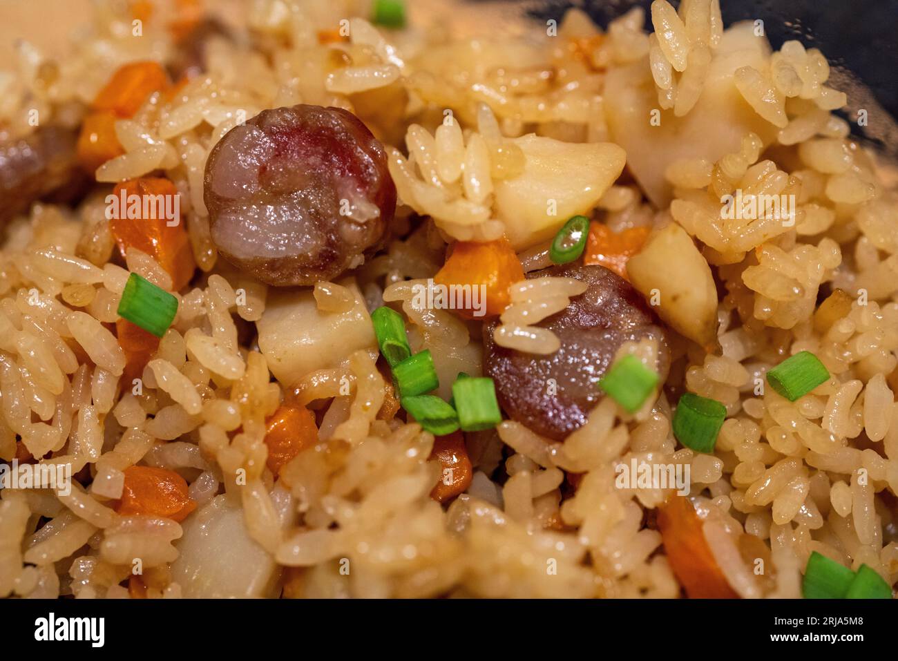 Délicieux riz frit avec saucisse. Banque D'Images