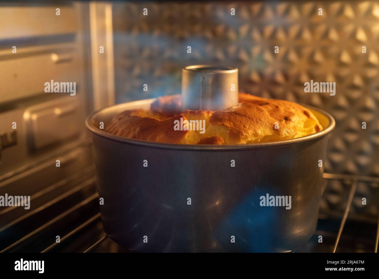 Gâteau de mousseline dans le four. Banque D'Images