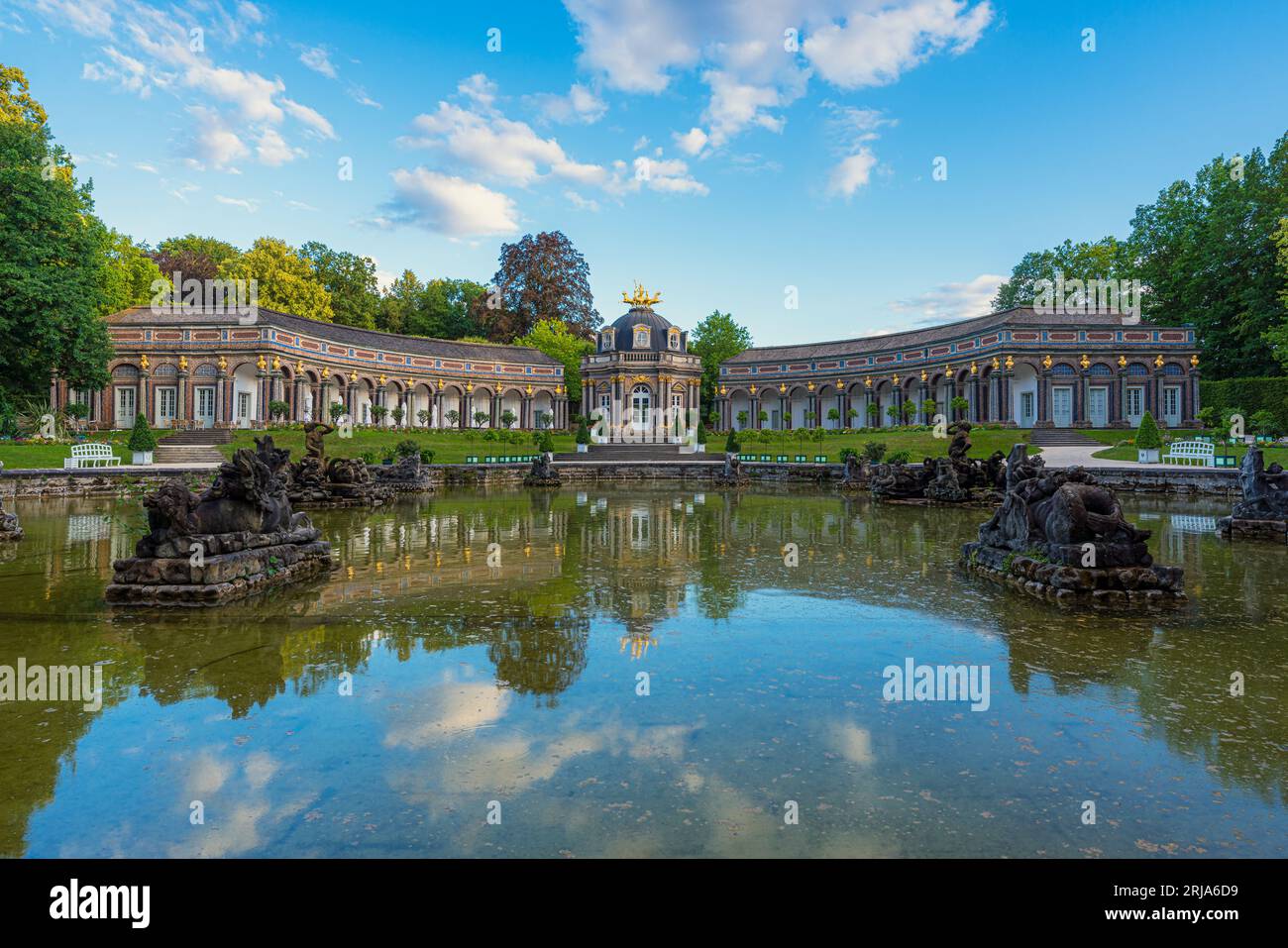 Bayreuth, Allemagne. 3 juillet 2023. Vue sur le Nouveau Palais construit en 1753 reflété sur un étang Banque D'Images
