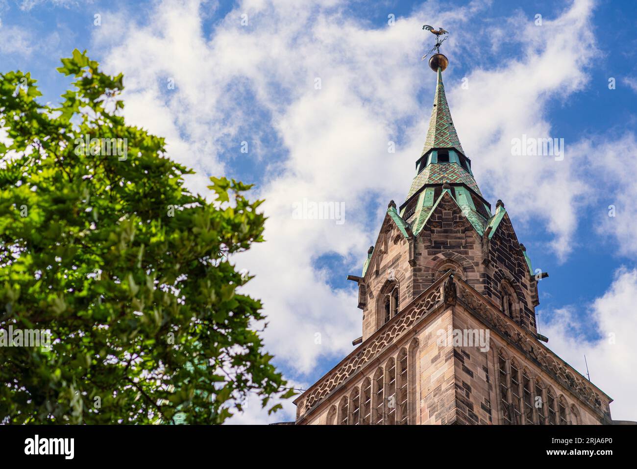 Vue de la partie haute de la Lorenzkirche (église Saint-Laurent) l'un des principaux temples de Nuremberg, en Allemagne Banque D'Images