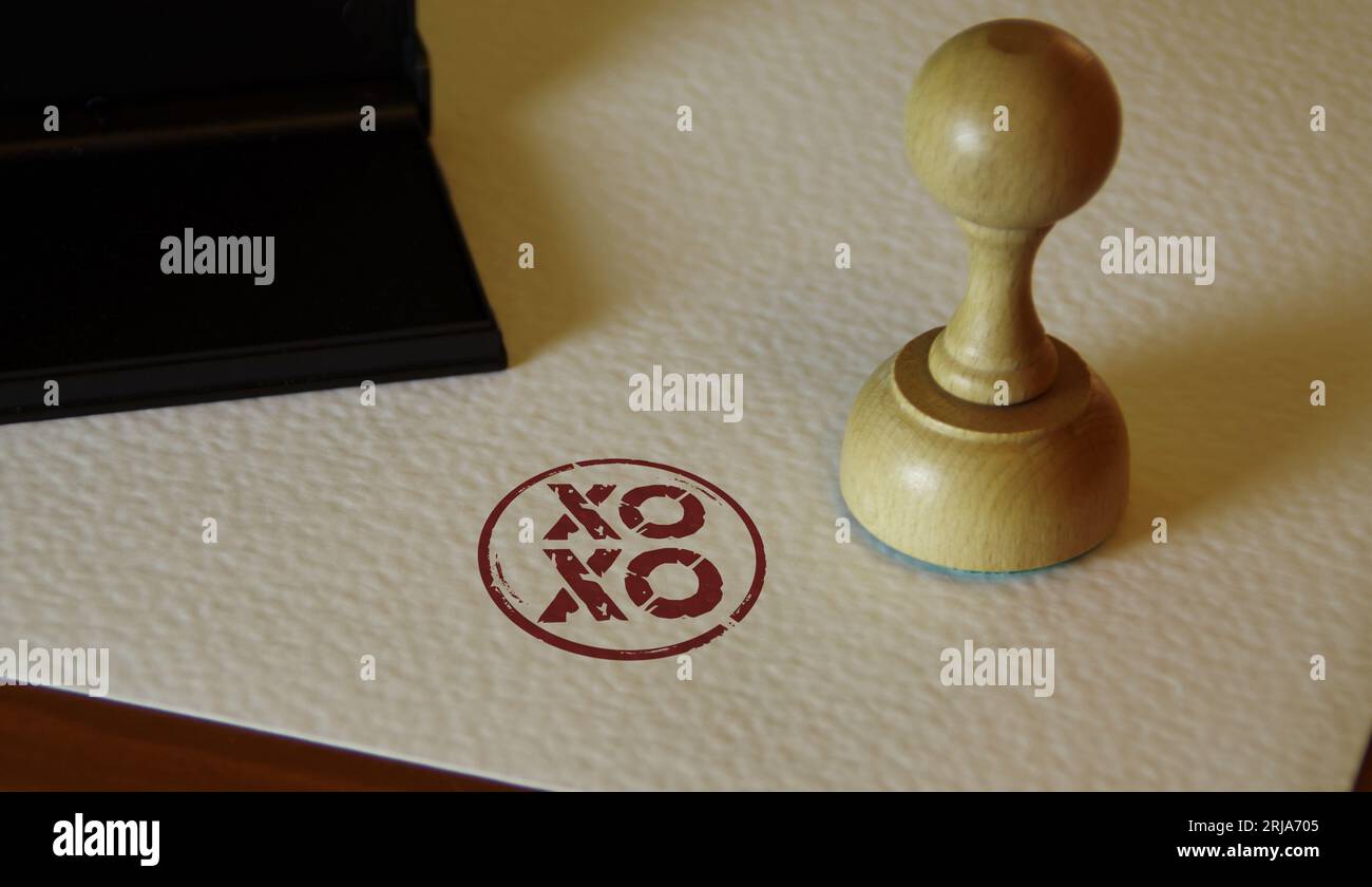 Tampon XOXO et main d'estampage. Concept de symbole d'amour et de baiser romantique. Banque D'Images