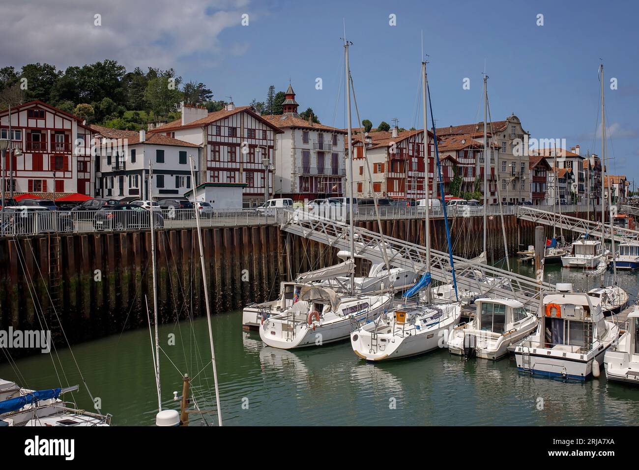 Famille, visite petite ville en France, Saint Jean de Luz, pendant les vacances d'été, voyageant avec des enfants en Europe Banque D'Images