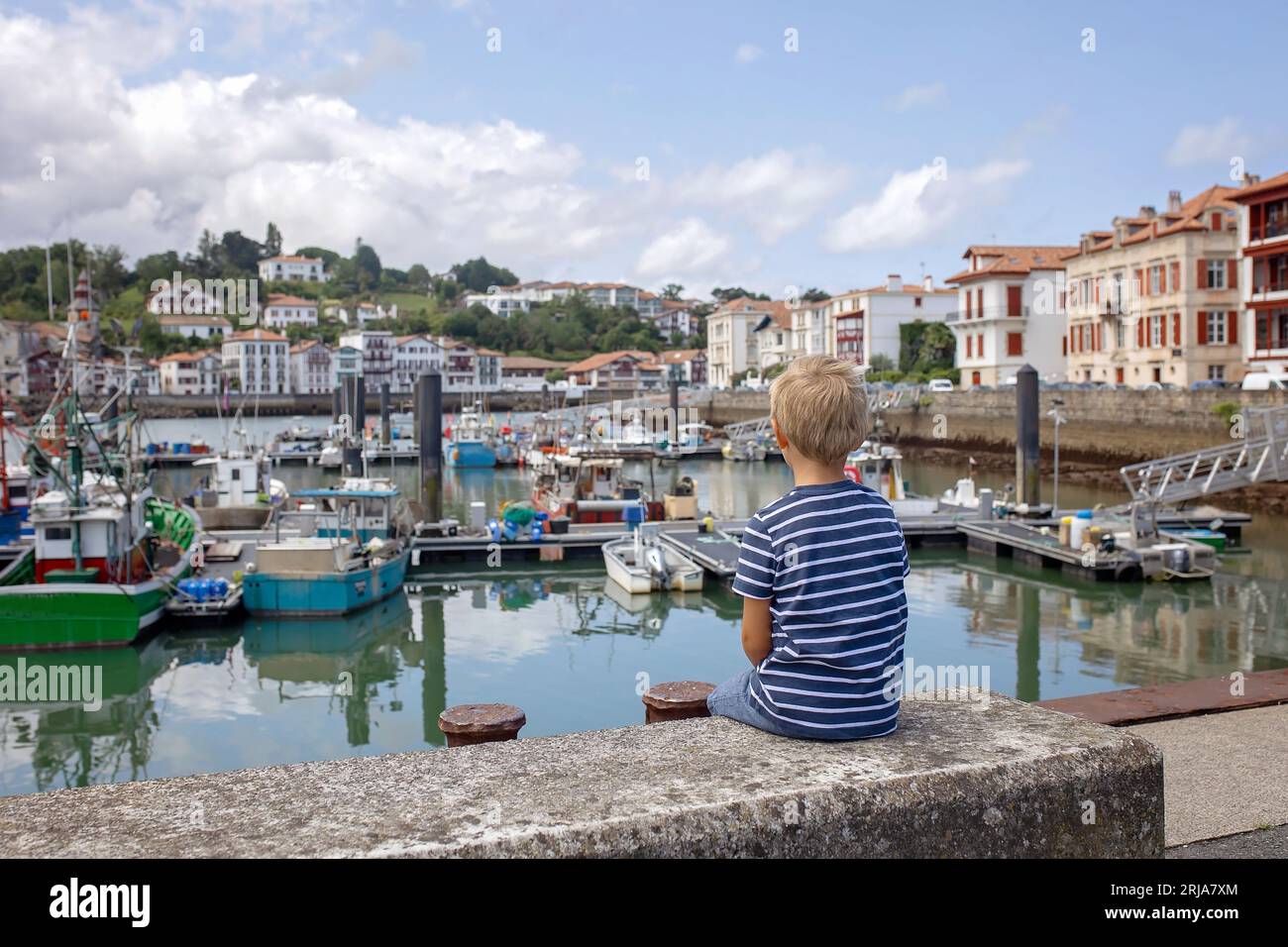 Famille, visite petite ville en France, Saint Jean de Luz, pendant les vacances d'été, voyageant avec des enfants en Europe Banque D'Images
