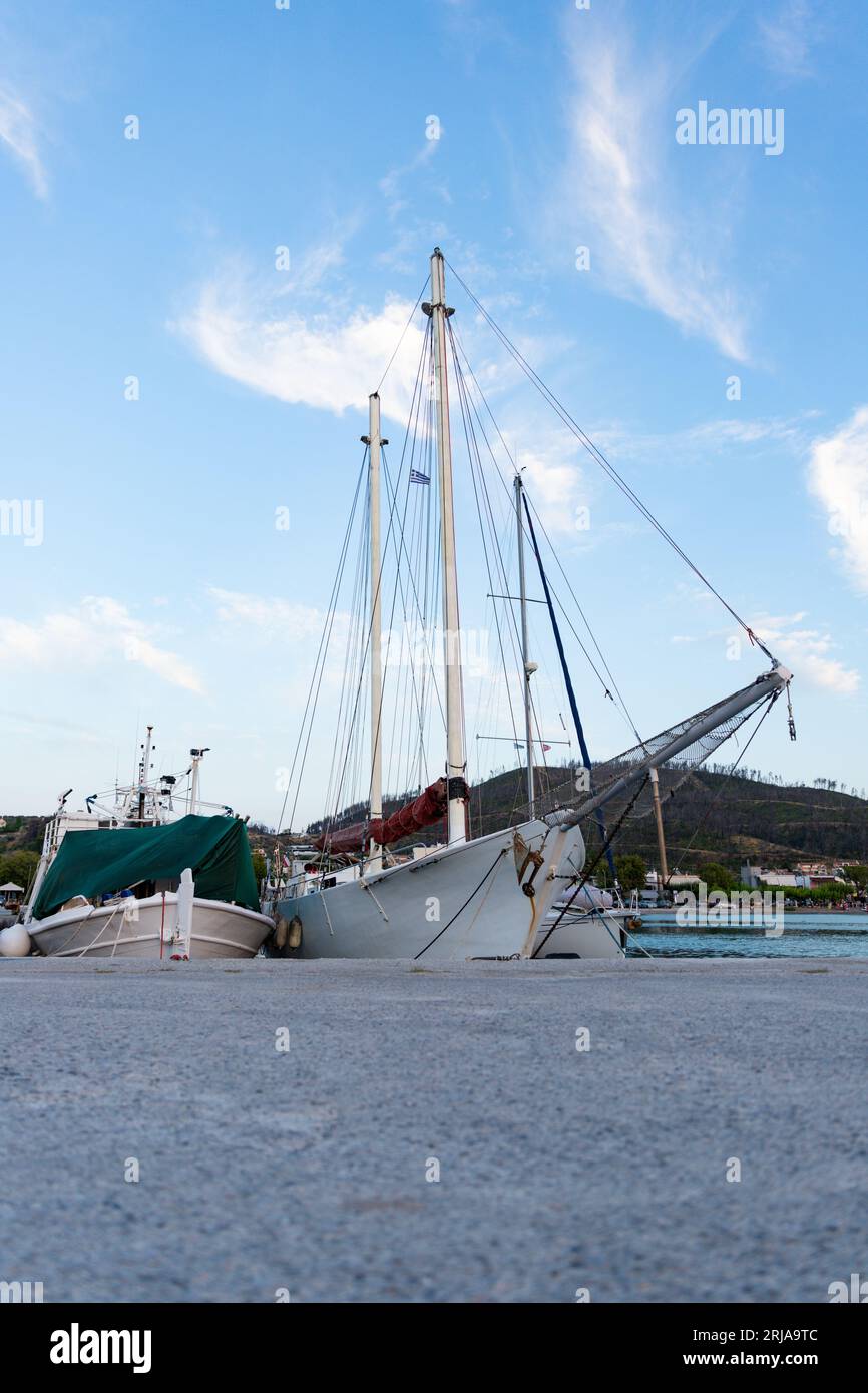 Pefki, île d'Evia, Grèce - août 2023 : Voilier dans le port de la ville nommée Pefki sur l'île d'Evia en Grèce Banque D'Images