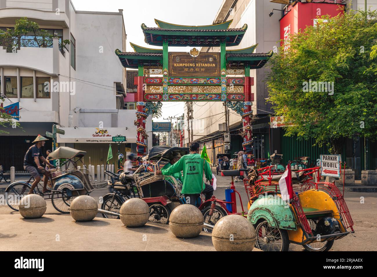 17 juillet 2023 : porte d'entrée de Kampung Ketandan, un village chinois situé à Malioboro, au centre de Yogyakarta, en Indonésie. Il est désigné comme Chi Banque D'Images 17 juillet 2023 : porte d'entrée de Kampung Ketandan, un village chinois situé à Malioboro, au centre de Yogyakarta, en Indonésie. Il est désigné comme Chi Banque D'Images