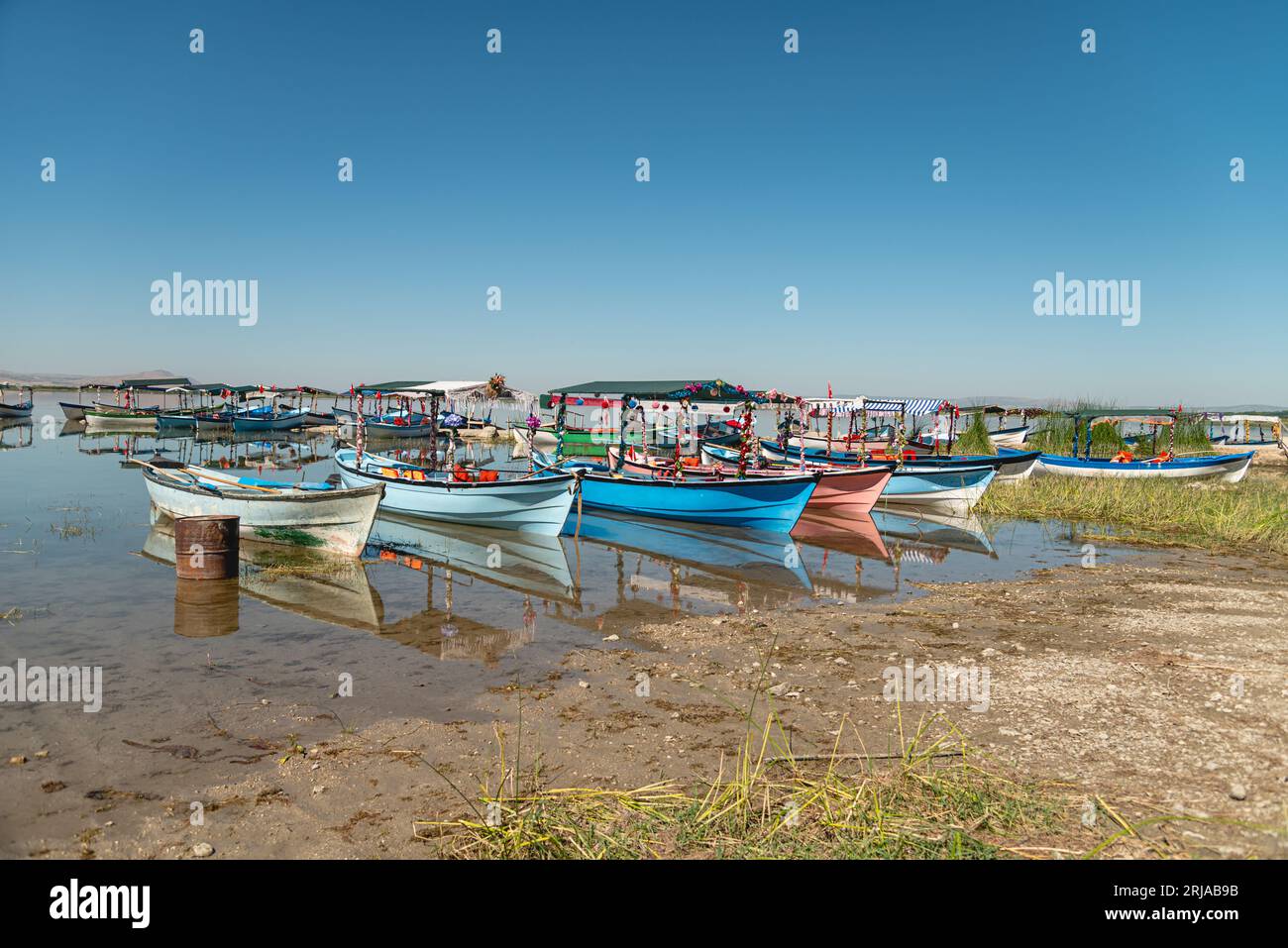 Bateaux d'excursion décorés dans le lac Isikli à Civril, Denizli Banque D'Images