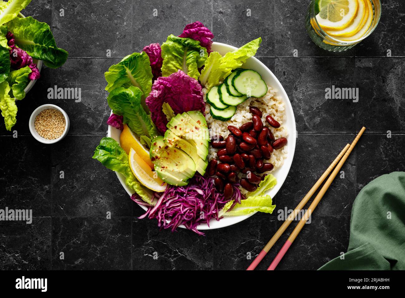 Bol à salade vert frais avocat végétalien avec haricots rouges, riz, chou napa rouge et chinois, alimentation saine, vue de dessus Banque D'Images