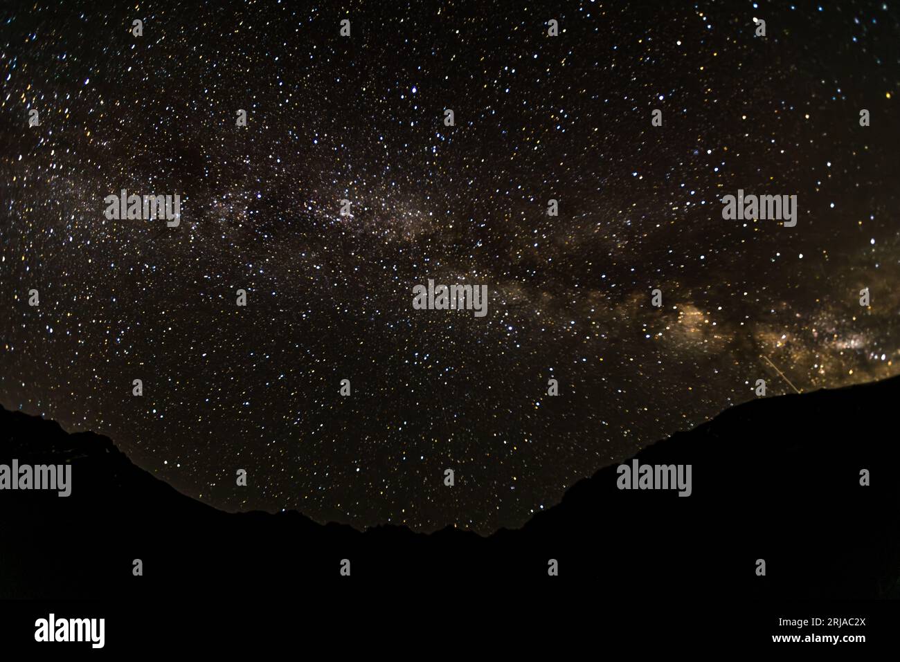 Du côté Khevsureti du col d'Atsunta en Géorgie. Pendant la nuit claire à une altitude de 3 000 mètres dans le ciel, vous pouvez observer la voie lactée et les étoiles filantes Banque D'Images Du côté Khevsureti du col d'Atsunta en Géorgie. Pendant la nuit claire à une altitude de 3 000 mètres dans le ciel, vous pouvez observer la voie lactée et les étoiles filantes Banque D'Images