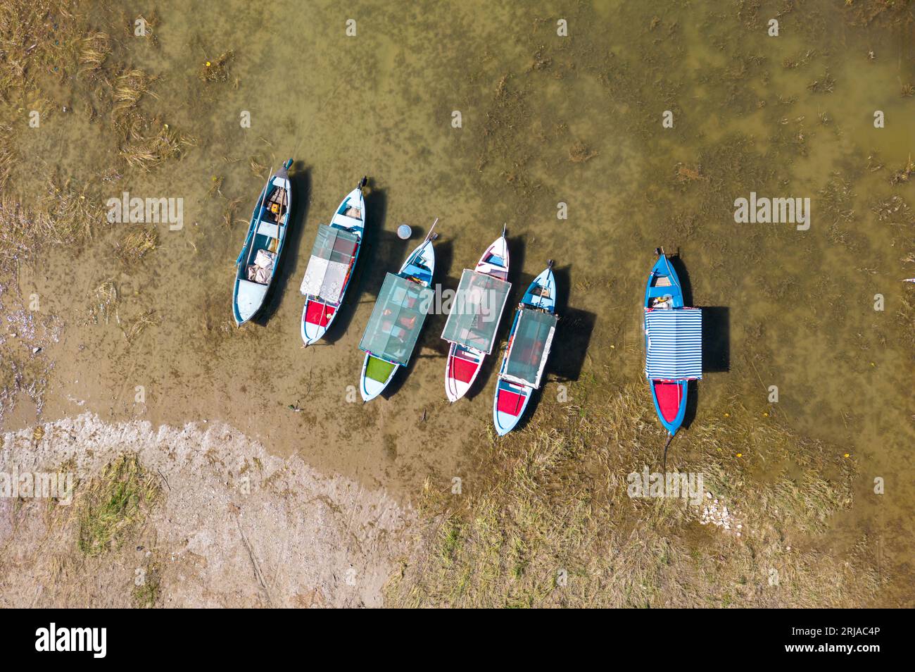 Bateaux d'excursion décorés dans le lac Isikli à Civril, Denizli Banque D'Images