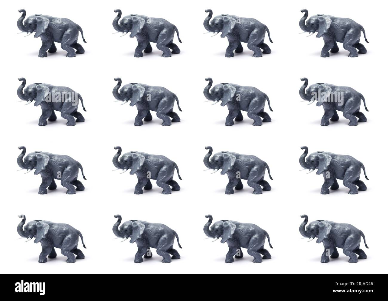 éléphants jouets en plastique sur motif blanc Banque D'Images