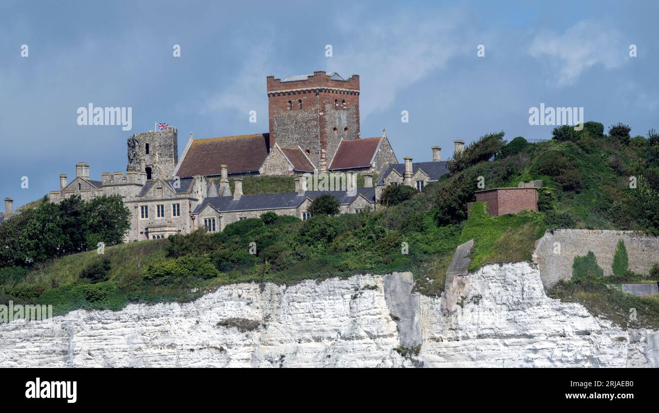 Les falaises blanches de Douvres et le château de Douvres vu devant la Manche - l'église de St. Mary in Castro domine la falaise, Douvres, Kent, Royaume-Uni Banque D'Images