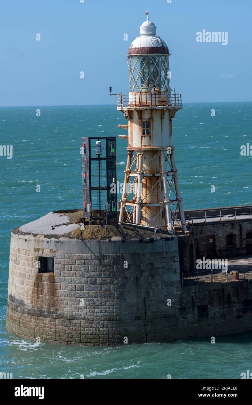 Phare à l'entrée du port de Douvres, Douvres, Kent, Angleterre, Royaume-Uni. Banque D'Images