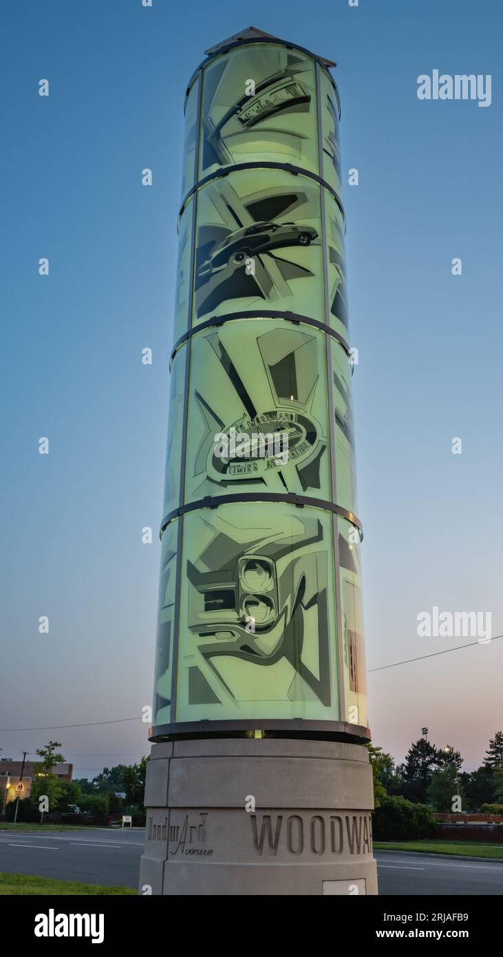 ROYAL OAK, MI/USA - 18 AOÛT 2023 : illuminé Woodward Avenue Tribute Tower / Sculpture, Woodward Dream Cruise. Artiste : Kyle Evans Banque D'Images
