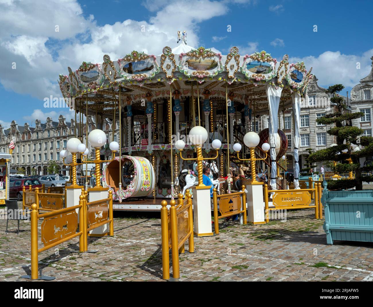 Un carrousel de foire à la place des Héros, dans le centre d'Arras, Nord de la France, France, UE. Banque D'Images