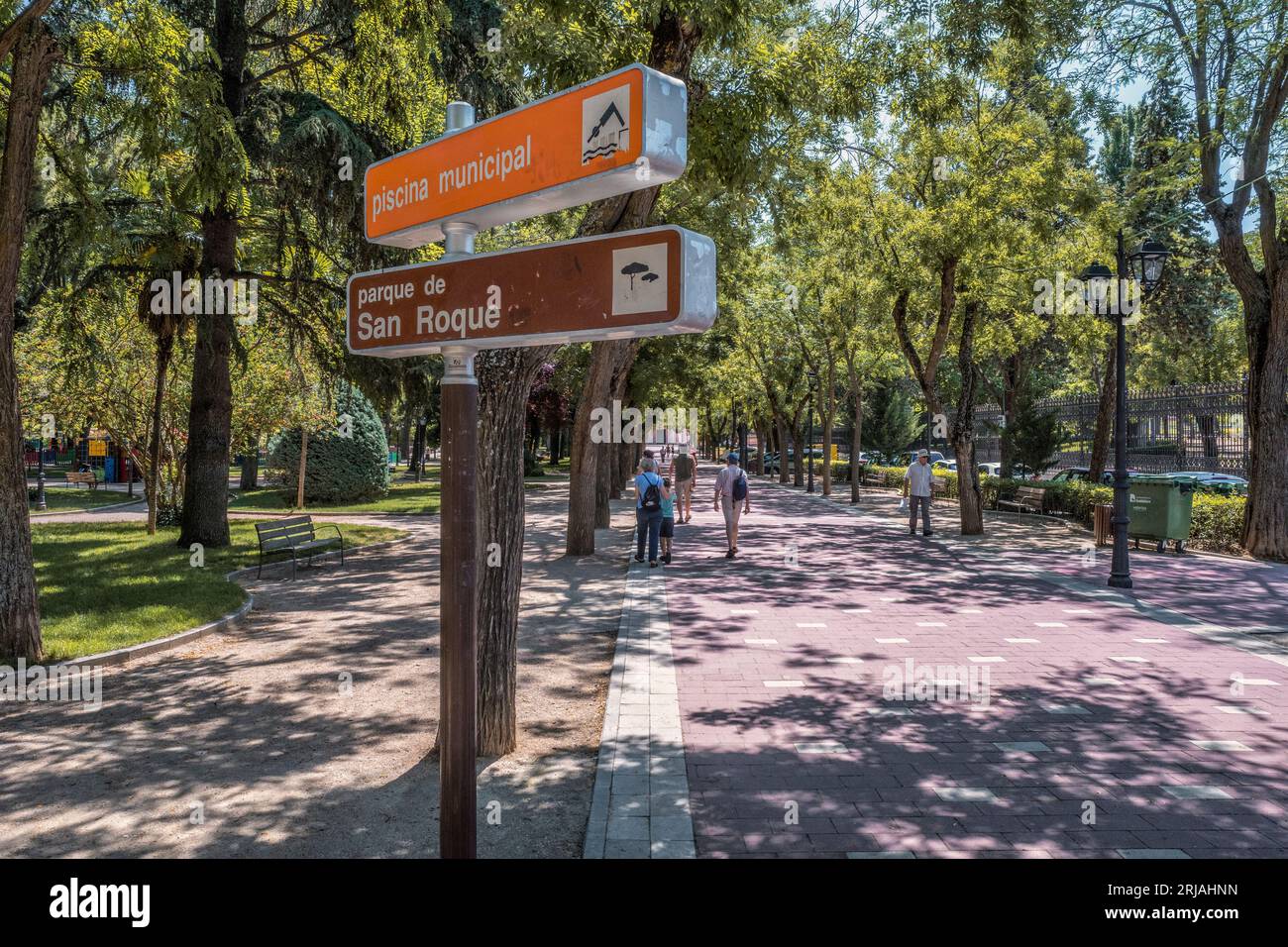 Les gens marchent le long de la promenade centrale du parc san roque dans la ville de Guadalajara, Castilla la Mancha, Espagne, Europe Banque D'Images