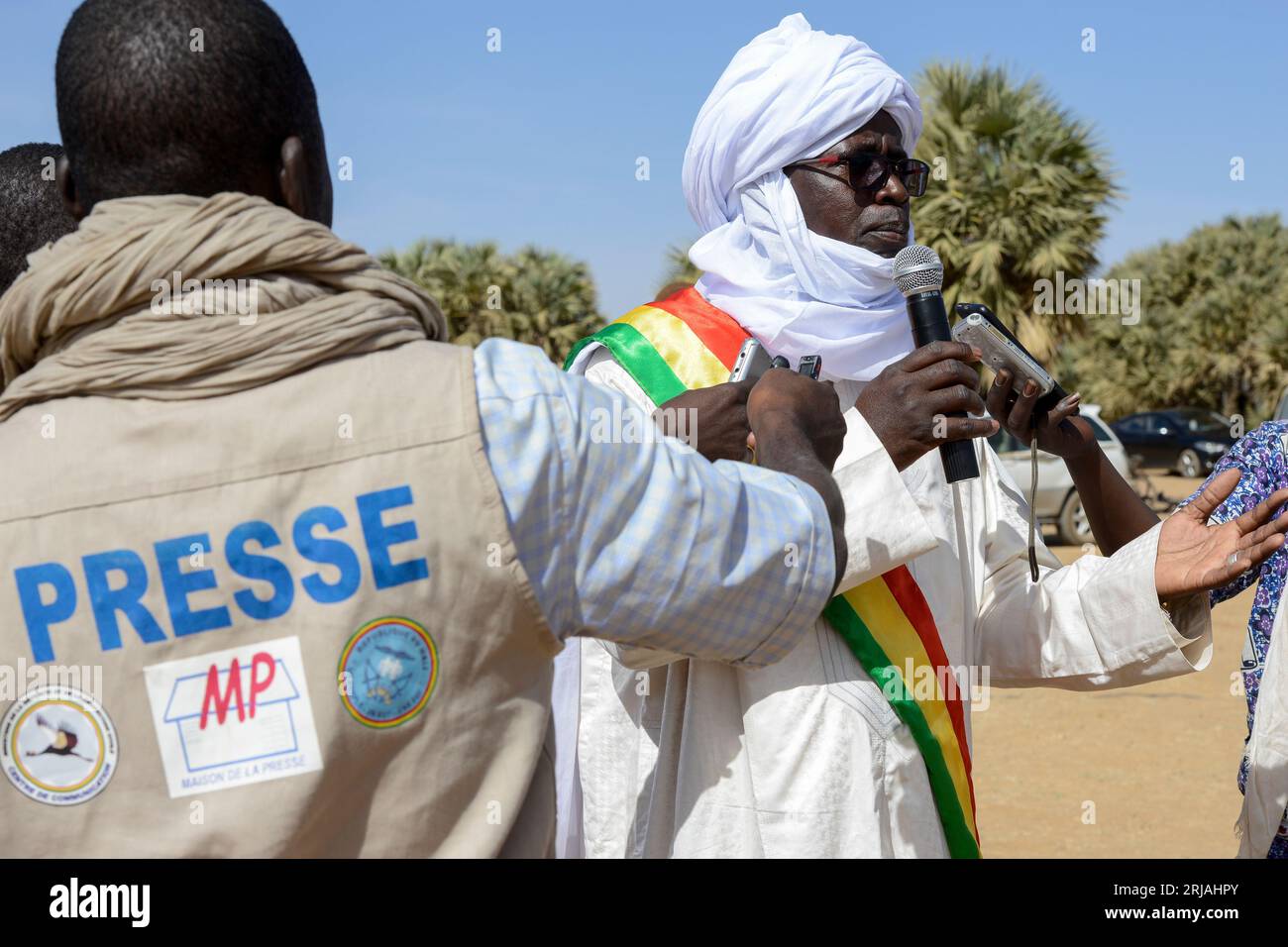 MALI, Gao, événement officiel avec le leader local et la presse dans le village BAGOUNDJÉ / Dorf BAGOUNDJÉ, Veranstaltung mit Bürgermeister und Regierungsvertretern, presse Banque D'Images