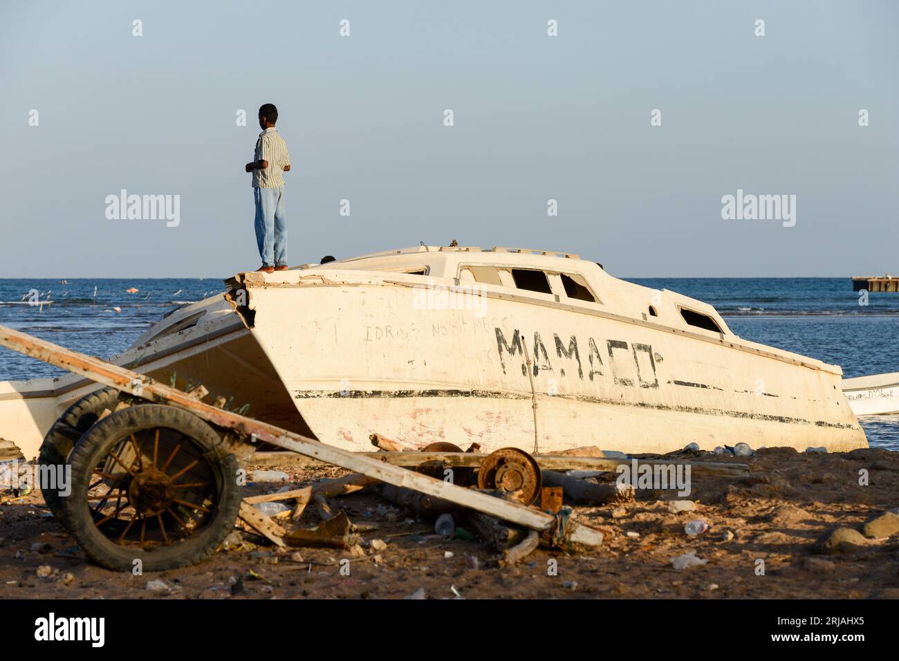 DJIBOUTI, Obock, d'ici les migrants éthiopiens et érythréens tentent de traverser Bab El Mandeb, la mer Rouge, le golfe d'Aden par des bateaux de contrebande vers le Yémen pour continuer le dangereux voyage vers l'Arabie Saoudite ou l'Europe / DSCHIBUTI, Obock, Meerenge Bab el Mandeb, mit Hilfe von Schleppern versuchen aethiopische Migranten hier nach Jemen ueberzusetzen, UM weiter nach Saudi Arabien oder Europa zu gelangen Banque D'Images