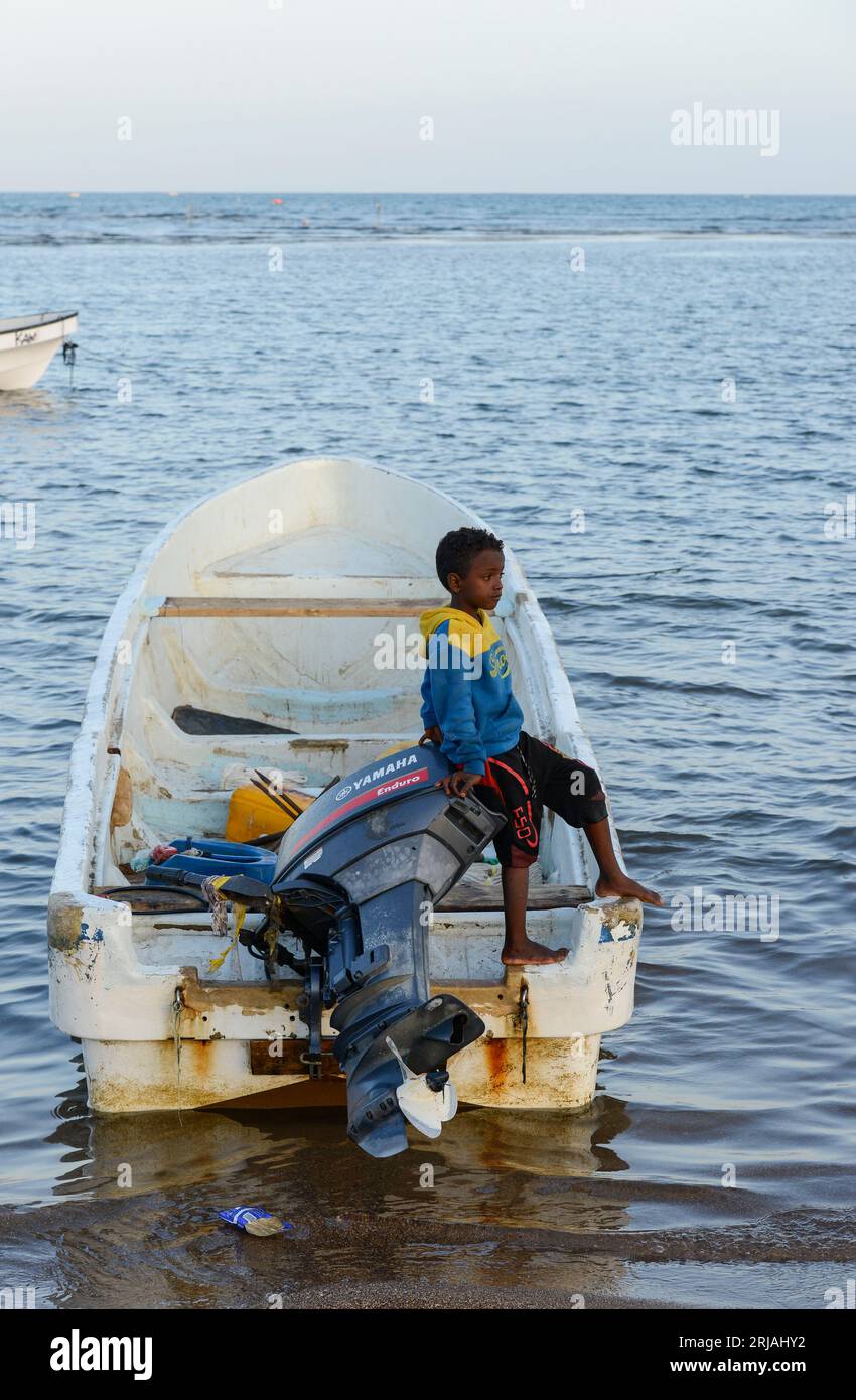 DJIBOUTI, Obock, d'ici les migrants éthiopiens et érythréens tentent de traverser Bab El Mandeb, la mer Rouge, le golfe d'Aden par des bateaux de contrebande vers le Yémen pour continuer le dangereux voyage vers l'Arabie Saoudite ou l'Europe / DSCHIBUTI, Obock, Meerenge Bab el Mandeb, mit Hilfe von Schleppern versuchen aethiopische Migranten hier nach Jemen ueberzusetzen, UM weiter nach Saudi Arabien oder Europa zu gelangen Banque D'Images