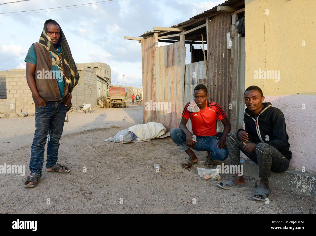 DJIBOUTI , Obock, d'ici des migrants éthiopiens tentent de traverser bab el mandeb en bateau vers le Yémen pour se rendre en Arabie Saoudite ou en Europe, groupe de jeunes réfugiés éthiopiens / DSCHIBUTI, Obock, Meerenge Bab el Mandeb, mit Hilfe von Schleppern versuchen aethiopische Migranten hier nach Jemen ueberzusetzen, um weiter nach Saudi Arabien oder Europa zu gelangen, Gruppe aethiopischer Fluechtlinge Banque D'Images