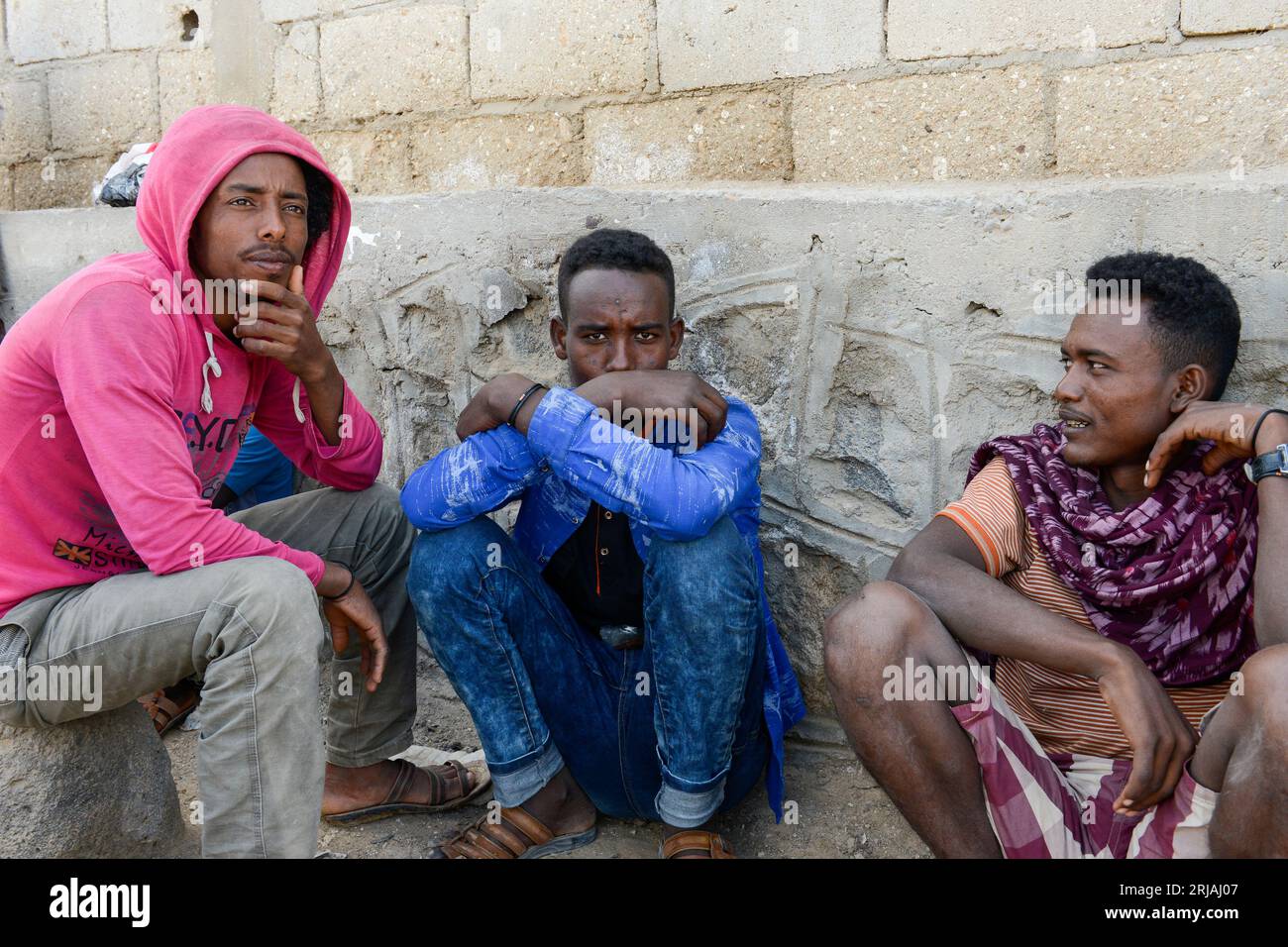 DJIBOUTI , Obock, d'ici des migrants éthiopiens tentent de traverser bab el mandeb par bateau vers le Yémen pour aller vers l'Arabie Saoudite ou l'Europe, migrants éthiopiens / DSCHIBUTI, Obock, Meerenge Bab el Mandeb, mit Hilfe von Schleppern aethiopische Migranten versuchen hier nach Jemen ueberzusetzen, um weiter nach Saudi Arabien oder Europa zu gelangen Banque D'Images