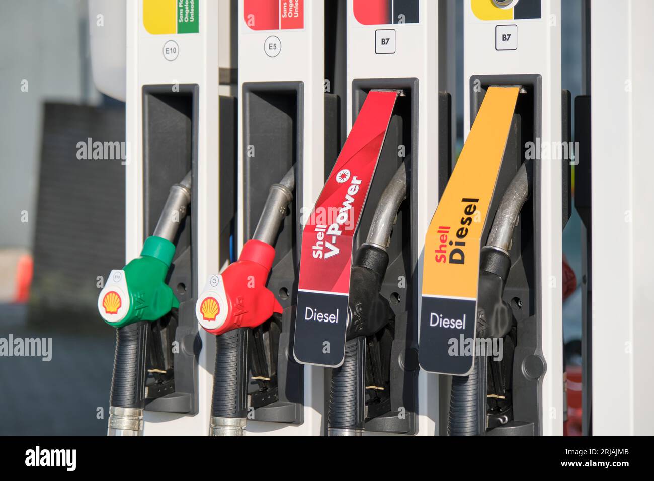 Buses de pompe à gaz Shell dans une station-service. Fermer les injecteurs de carburant pour différents types d'essence et de diesel dans une station-service. Banque D'Images