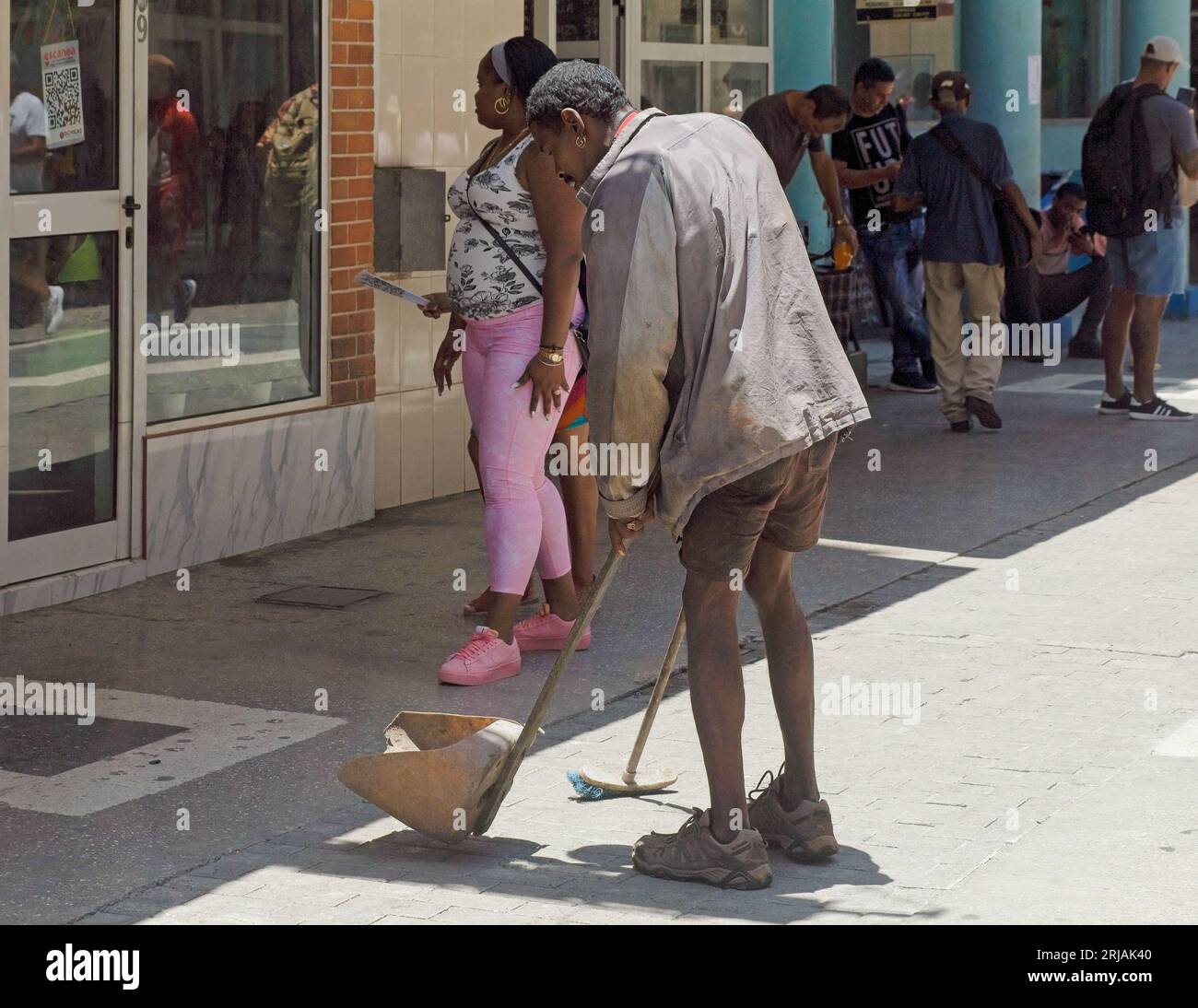 La Havane, Cuba, un homme maigre et sale travaille à balayer une rue de la capitale. Banque D'Images