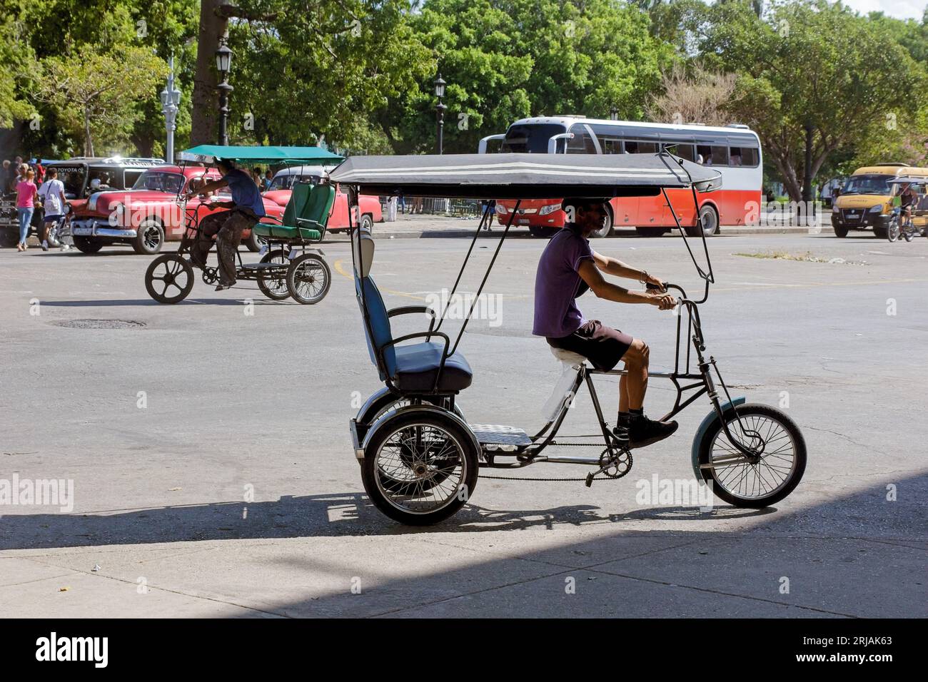 La Havane, Cuba, Un cubain travaille comme chauffeur de péditaxi ou de bicitaxi. Il pédalera dans le quartier du centre-ville. Banque D'Images