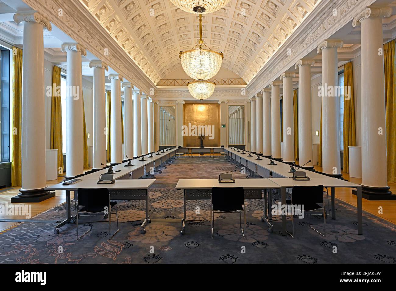 la haye, pays-bas -- 2023.08.04 : salle de conférence principale du conseil d'etat (raad van state) au palais kneuterdijk -- [crédit : joachim affeldt - Banque D'Images