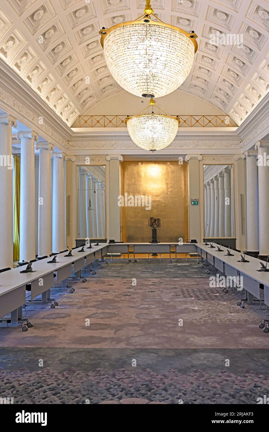 la haye, pays-bas -- 2023.08.04 : salle de conférence principale du conseil d'etat (raad van state) au palais kneuterdijk -- [crédit : joachim affeldt - Banque D'Images