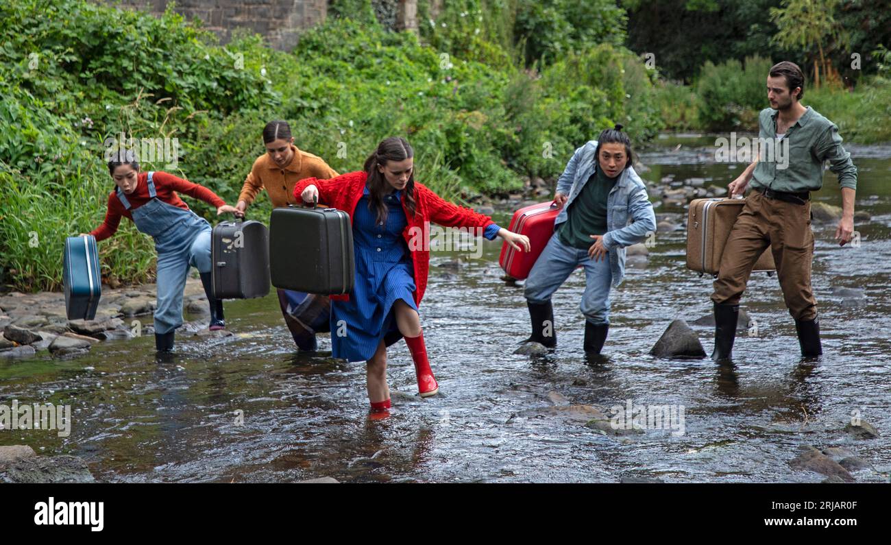 Water of Leith, Édimbourg, Écosse, Royaume-Uni. 22 août 2023. Temper Theatre, coulé dans l'eau de Leith, mettant en évidence la crise climatique et la façon dont les inondations affectent les Fens dans l'est-Anglia. Pleasance Courtyard, 22-28 août. De gauche à droite : Yuwei Jing, Malin Kvist, Zoe Villiers, Kimihiko Katamura, Jack Bentinck. Crédit photo : Archwhite/alamy Live News. Banque D'Images