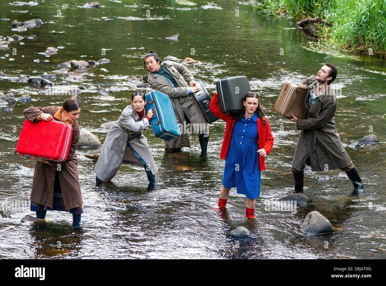 La distribution de HOME (gauche-droite) Malin Kvist, Yuwei Jing, Kimihiko Katamura, Zoe Villers, et Jack Bentinck de la compagnie Temper Theatre, lors d'un photocall dans The Water of Leith, Édimbourg. Le spectacle met en lumière la crise climatique et la façon dont les inondations affectent les Fens dans l'East Anglia et est présenté au Pleasance Courtyard pendant le Festival Fringe d'Édimbourg. Date de la photo : mardi 22 août 2023. Banque D'Images