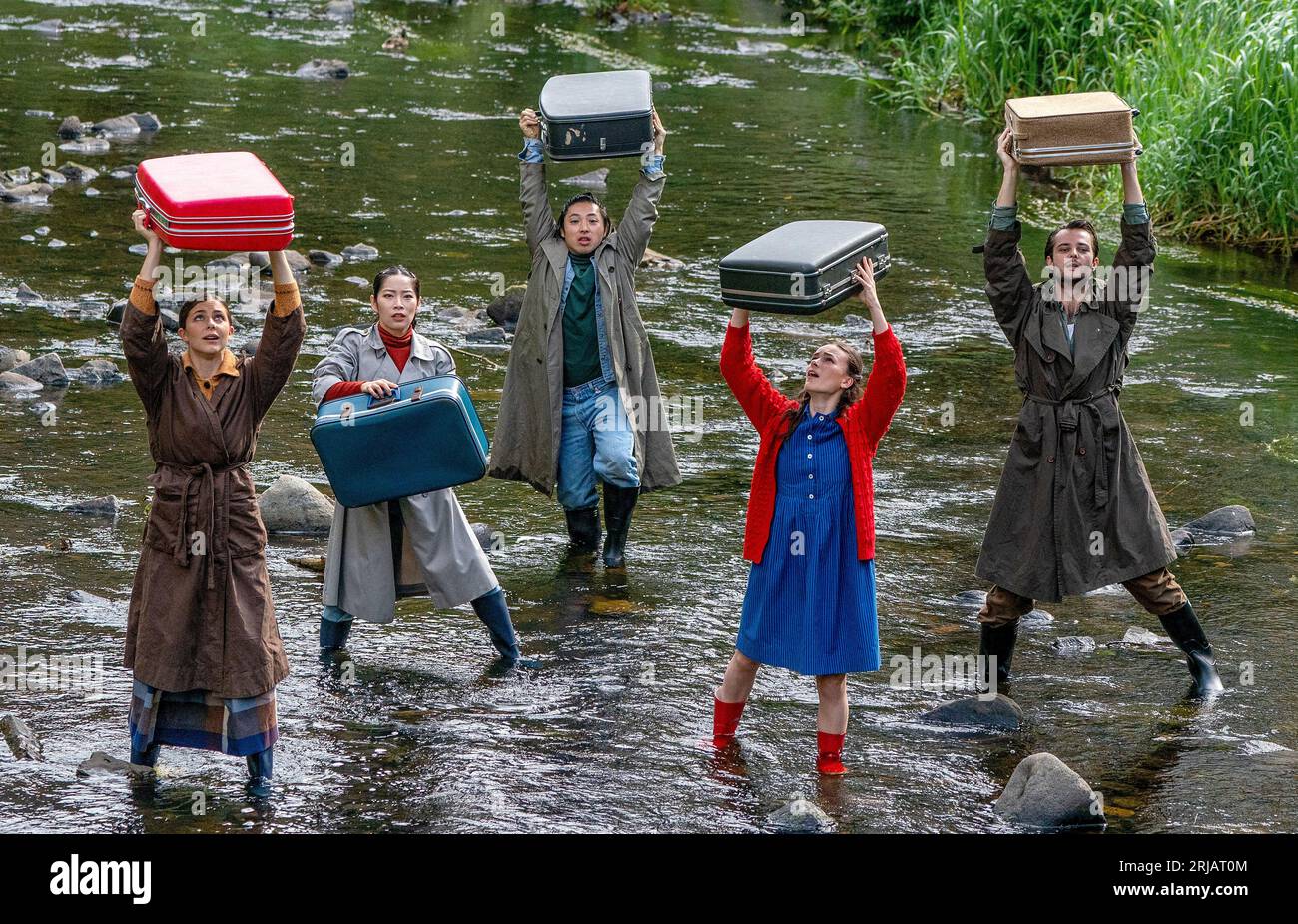 La distribution de HOME (gauche-droite) Malin Kvist, Yuwei Jing, Kimihiko Katamura, Zoe Villers, et Jack Bentinck de la compagnie Temper Theatre, lors d'un photocall dans The Water of Leith, Édimbourg. Le spectacle met en lumière la crise climatique et la façon dont les inondations affectent les Fens dans l'East Anglia et est présenté au Pleasance Courtyard pendant le Festival Fringe d'Édimbourg. Date de la photo : mardi 22 août 2023. Banque D'Images