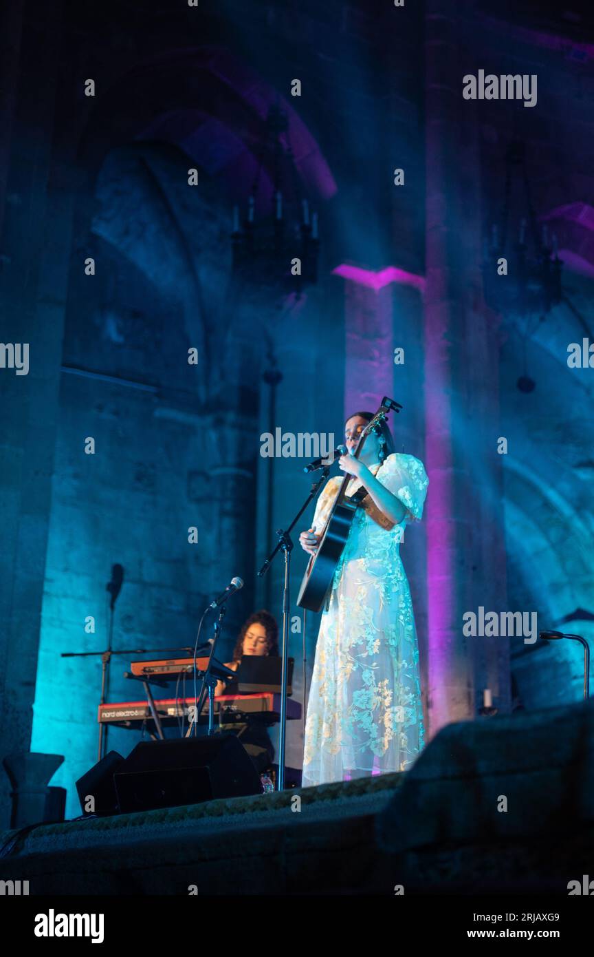 L'auteure-compositrice espagnole Valeria Castro, l'une des femmes prometteuses qui ont émergé ces dernières années dans la scène folklorique espagnole, se produit en veru Banque D'Images