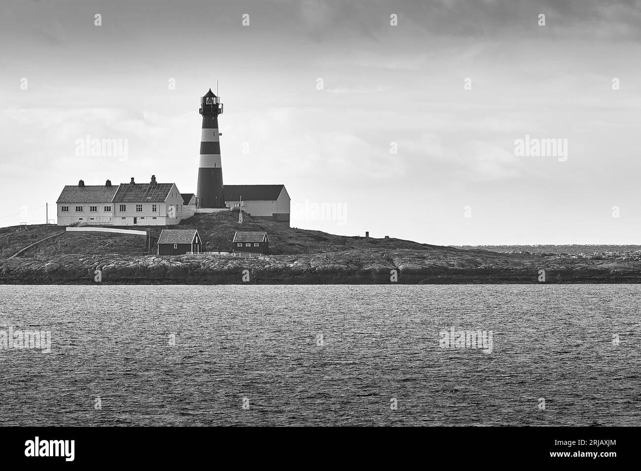 Photo en noir et blanc de la construction en fonte Phare Landegode, construit en 1902, situé sur la petite île de 18km au nord de Bodø, Norvège Banque D'Images Photo en noir et blanc de la construction en fonte Phare Landegode, construit en 1902, situé sur la petite île de 18km au nord de Bodø, Norvège Banque D'Images