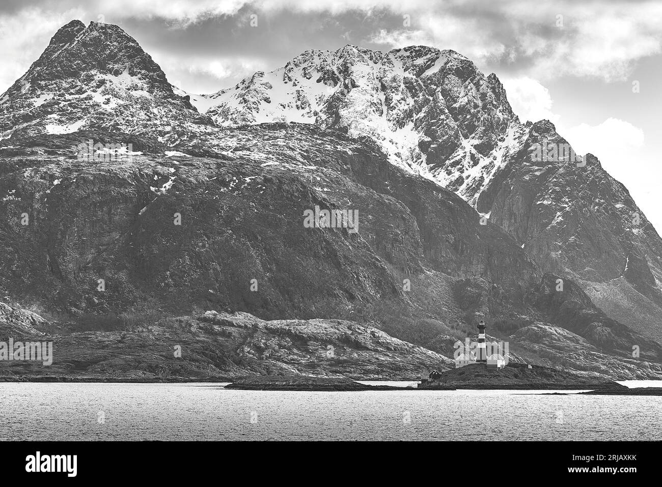 Photo en noir et blanc de la construction en fonte Phare de Landegode, construit en 1902, situé sur l'île de Eggløysa, à 18 km au nord de Bodø, Norvège. Banque D'Images Photo en noir et blanc de la construction en fonte Phare de Landegode, construit en 1902, situé sur l'île de Eggløysa, à 18 km au nord de Bodø, Norvège. Banque D'Images