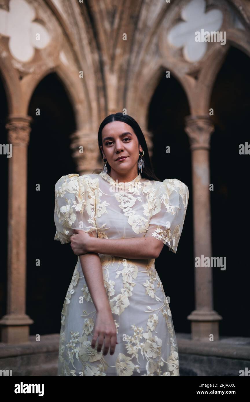 Portrait de la talentueuse chanteuse-compositrice espagnole Valeria Castro au monastère de Veruela, Saragosse, Espagne Banque D'Images