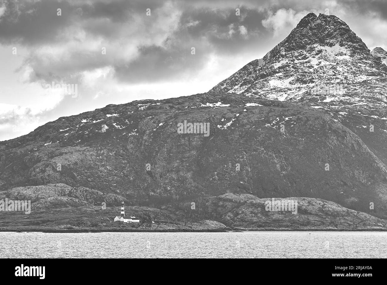 B&W image de la fonte Phare Landegode construit en 1902, situé sur la petite île de Eggløysa, à 18 km au nord de Bodø, en Norvège. Banque D'Images