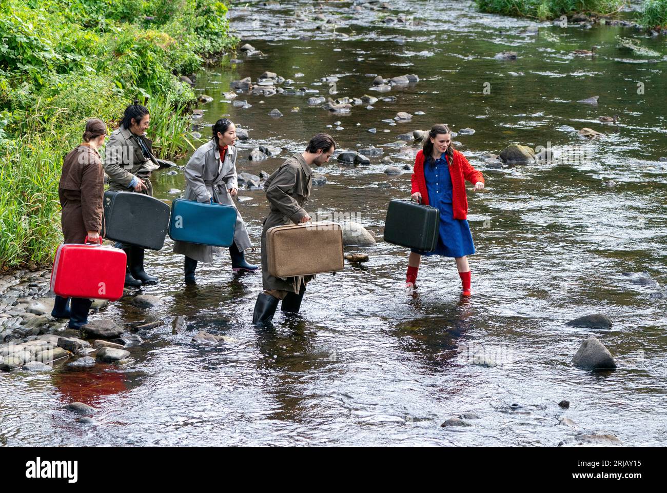 Le casting de LA MAISON DE la compagnie Temper Theatre lors d'un photocall dans The Water of Leith, Édimbourg. Le spectacle met en lumière la crise climatique et la façon dont les inondations affectent les Fens dans l'East Anglia et est présenté au Pleasance Courtyard pendant le Festival Fringe d'Édimbourg. Date de la photo : mardi 22 août 2023. Banque D'Images