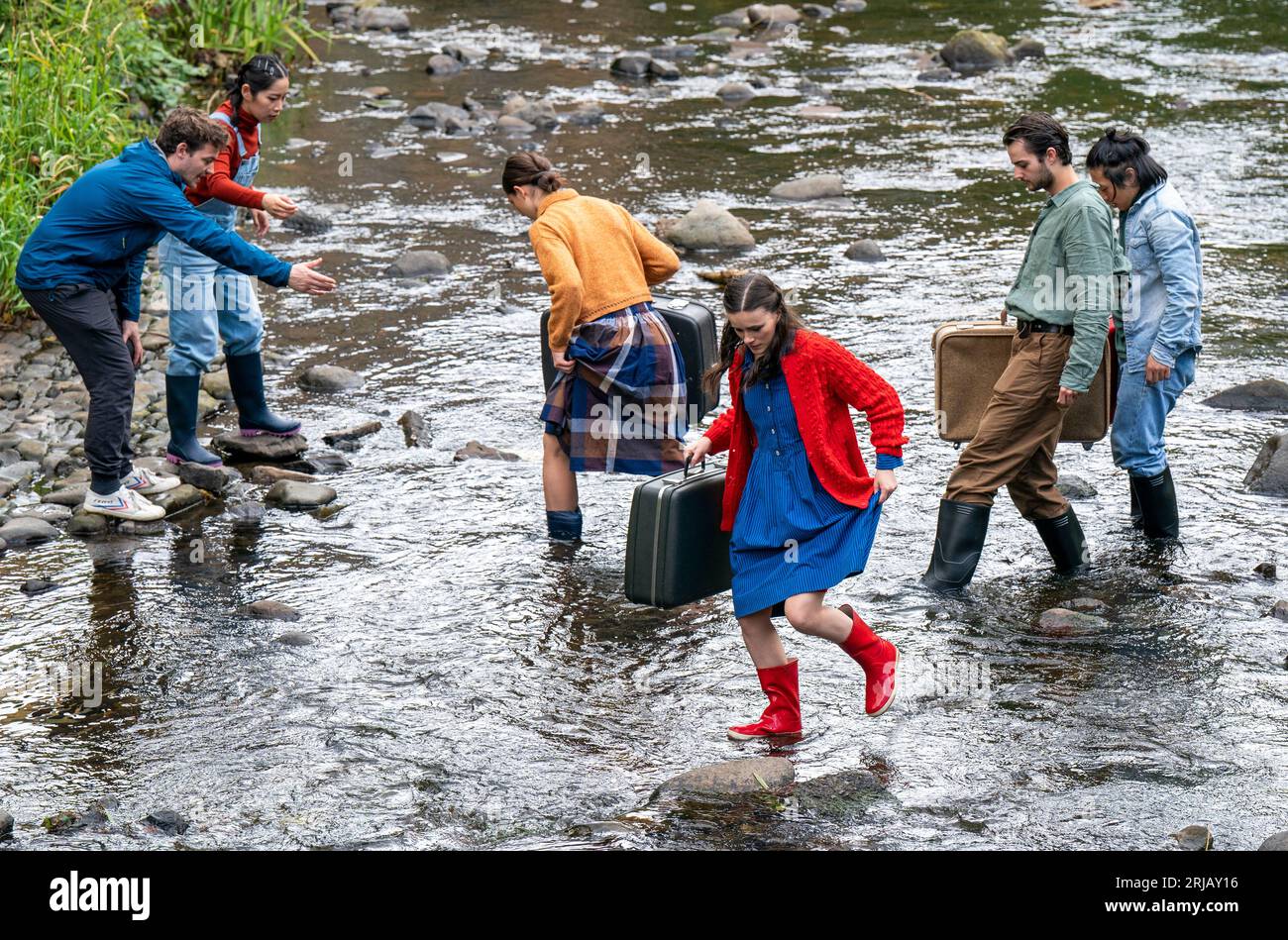 Le casting de LA MAISON DE la compagnie Temper Theatre lors d'un photocall dans The Water of Leith, Édimbourg. Le spectacle met en lumière la crise climatique et la façon dont les inondations affectent les Fens dans l'East Anglia et est présenté au Pleasance Courtyard pendant le Festival Fringe d'Édimbourg. Date de la photo : mardi 22 août 2023. Banque D'Images
