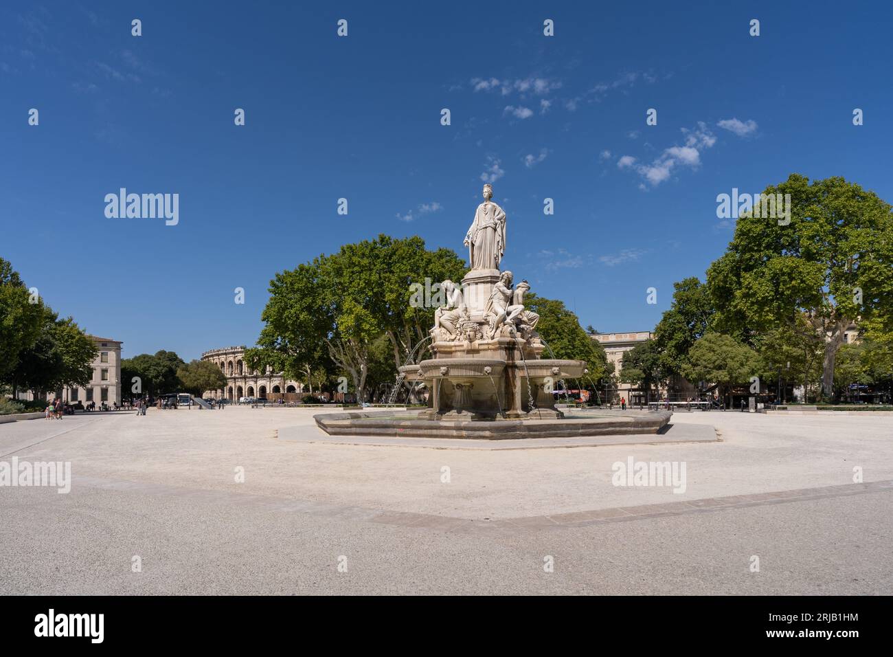 Nîmes, Gard, France - 08 17 2023 : vue du paysage urbain de la fontaine Pradier sur l'esplanade Charles de Gaulle avec arène historique en arrière-plan Banque D'Images