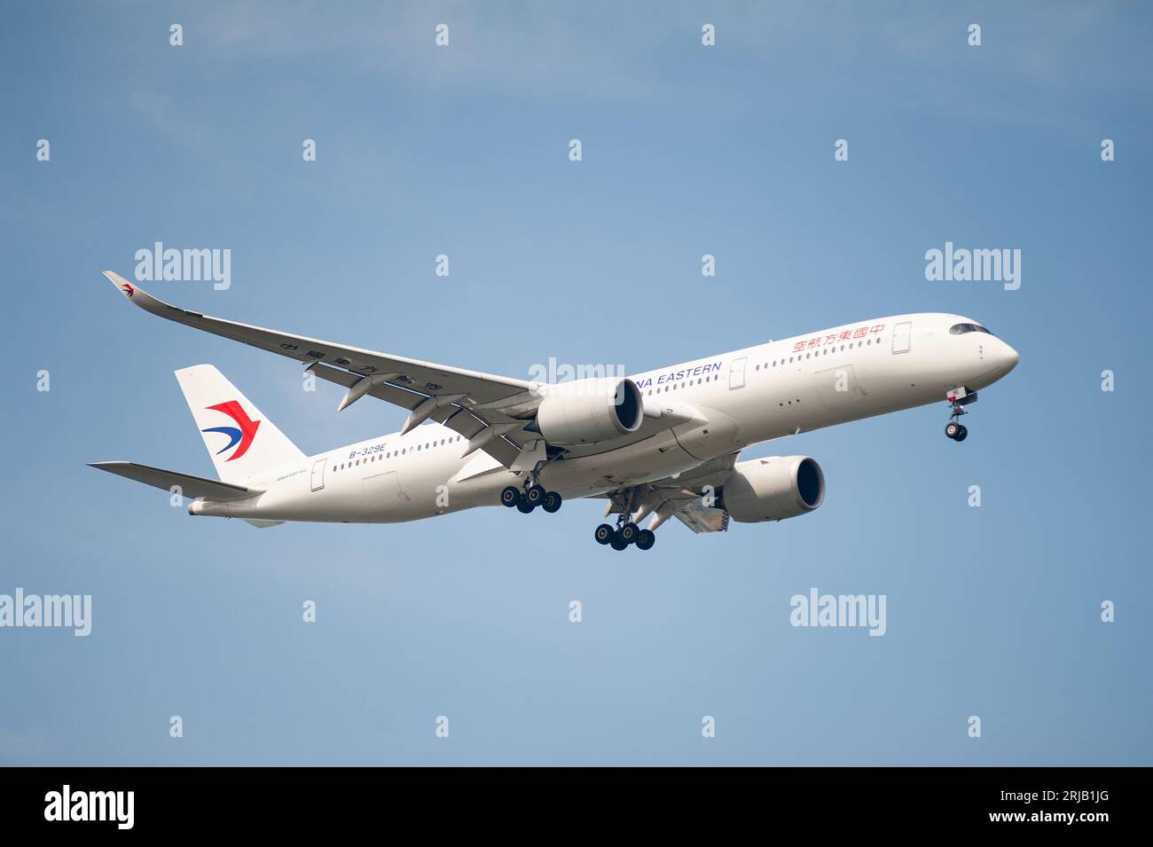 26.07.2023, Singapour, République de Singapour, Asie - China Eastern Airlines Airbus A350-900 avion de passagers immatriculé B-329E en vol. Banque D'Images