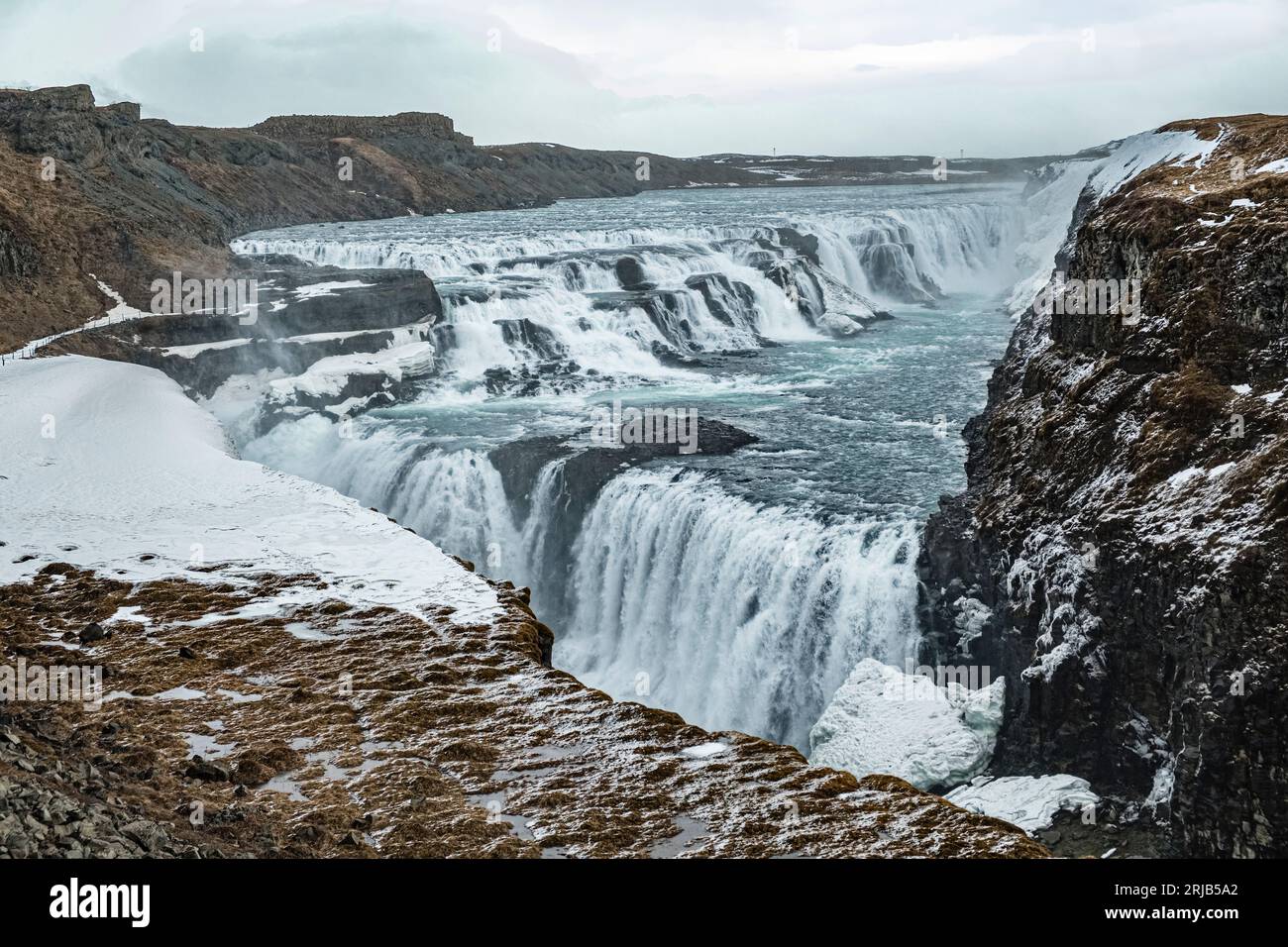 La rivière Hvítá qui coule sur la cascade Gullfoss à la fin de l'hiver (mars), dans le sud-ouest de l'Islande Banque D'Images