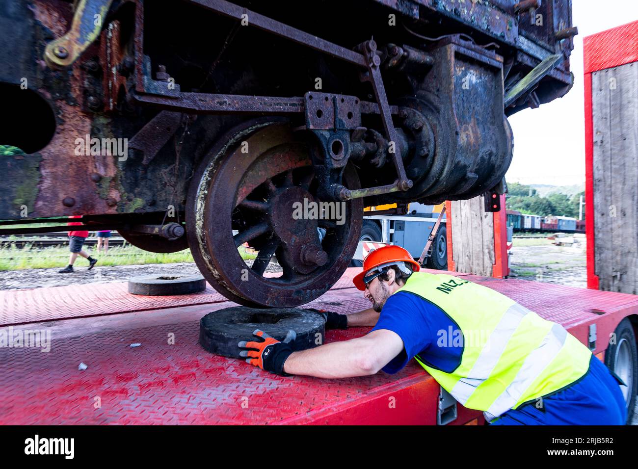 Veke Brezno, République tchèque. 22 août 2023. La locomotive sans fil de Schicht est chargée par des grutiers à Velke Brezno, région d'Usti nad Labem, République tchèque, le 22 août 2023. Il est chargé sur une couchette pour le transport de charges surdimensionnées, qui le transportera au dépôt du Musée de la ville d'Usti nad Labem. Historien photographié du musée Usti nad Labem et sénateur Martin Krsek. Crédit : Ondrej Hajek/CTK photo/Alamy Live News Banque D'Images