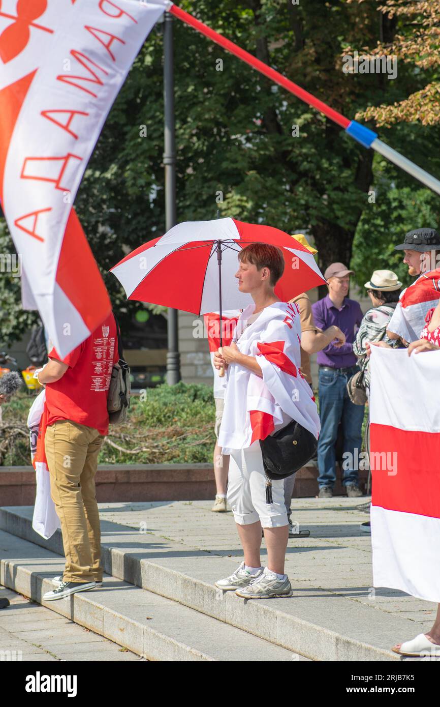 Manifestation pacifique soutenant la Biélorussie contre les répressions en cours et appel à la libération avec drapeau rouge et blanc de la République démocratique biélorusse Banque D'Images