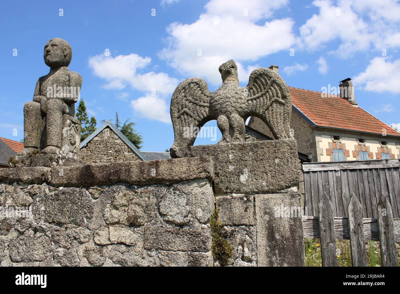 Une vue de deux sculptures en granit du célèbre artiste du 19e siècle François Michaud situées dans le village de Masgot la Creuse dans le centre de la France. Banque D'Images