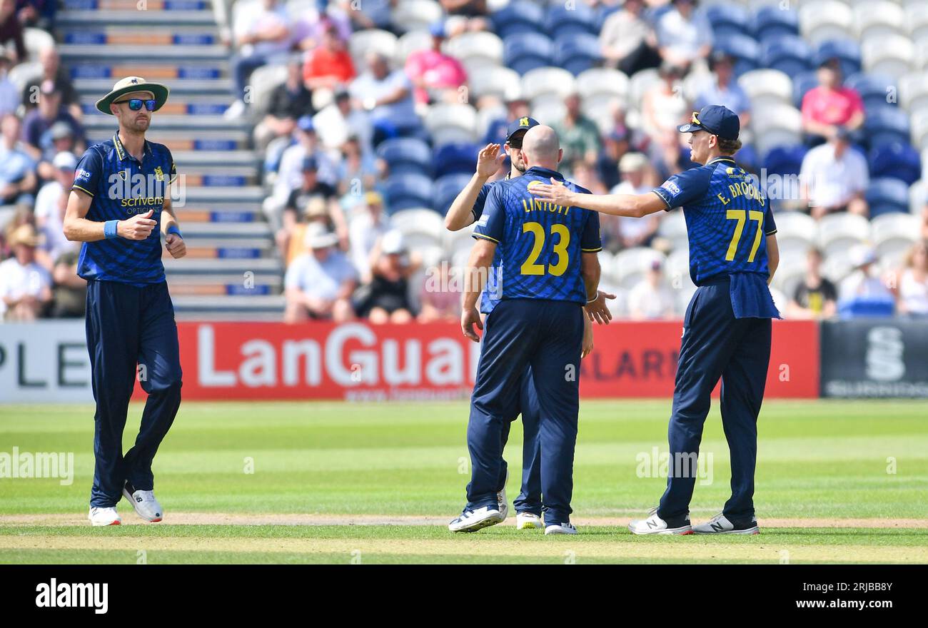 Hove Royaume-Uni 22 août 2023 - Jake Lintott du Warwickshire reçoit une tape sur le dos après avoir rejeté Tom Haines, batteur des Sussex Sharks, lors de leur match de cricket One Day Cup au 1st Central County Ground à Hove : Credit Simon Dack / TPI / Alamy Live News Banque D'Images